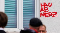 Wahlkampf der CDU mit Kanzlerkandidat Merz im Januar 2025 in Menden - Unbekannte sprühten "Haub ab Merz" an Schützenhaus 