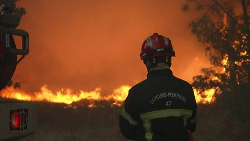 Feuerwehrmann löscht Waldbrand in Frankreich