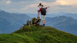 Ein Paar schaut sich die Aussicht in den Bergen an