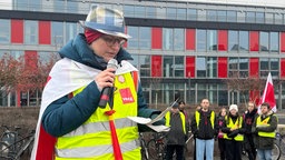 Kattrin Sippel, Verdi Betriebsgruppen-Leitung Uni Bonn, bei der Kundgebung am Mittwoch