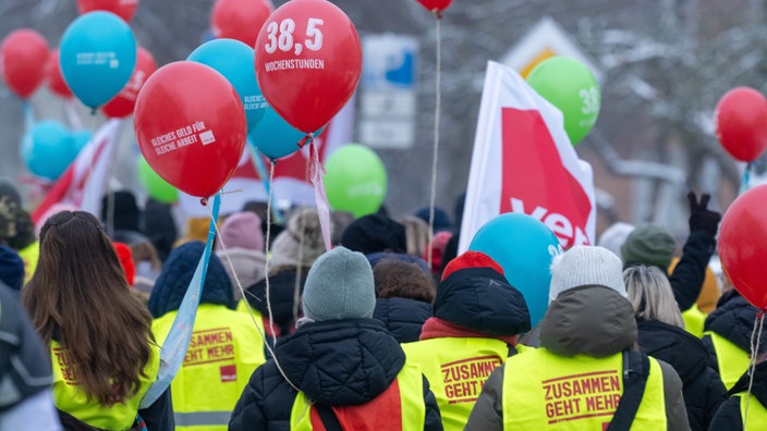 Demonstranten mit Luftballons beim Warnstreik