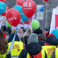 Demonstranten mit Luftballons beim Warnstreik