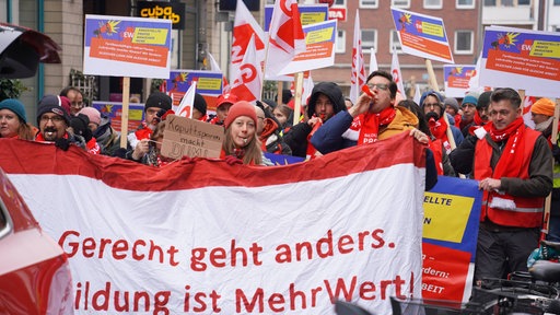 Demonstranten beim Warnstreik in Münster