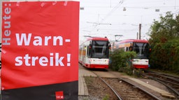 Zwei stillstehende Straßenbahnen in Dortmund