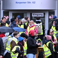 Beschäftigte der Uniklinik stehen bei einen Warnstreik vor dem Haupteingang. 