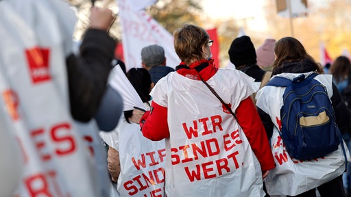 Menschen protestieren auf der Straße 