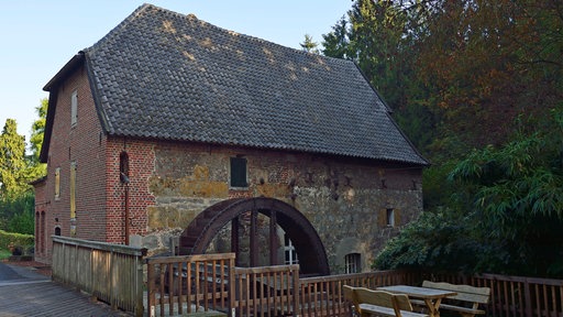 Die historische Wassermühle auf dem Schlossgelände Gartrop in Hünxe