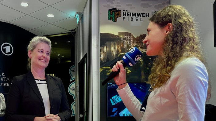 Die Bürgermeisterin von Gelsenkirchen Andrea Hense mit Reporterin Lisa Bertram von "Wo brennt´s?"