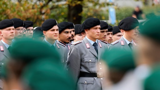 Angehende Soldaten bei ihrem Gelöbnis in Düsseldorf
