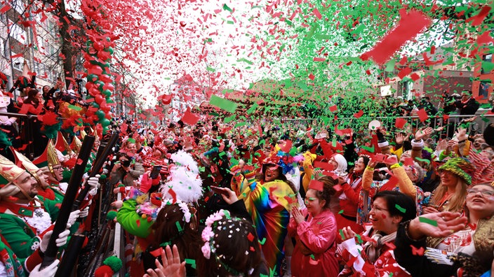 Weiberfastnacht 2025 in Köln: Jeckinnen und Jecken auf dem Alter Markt