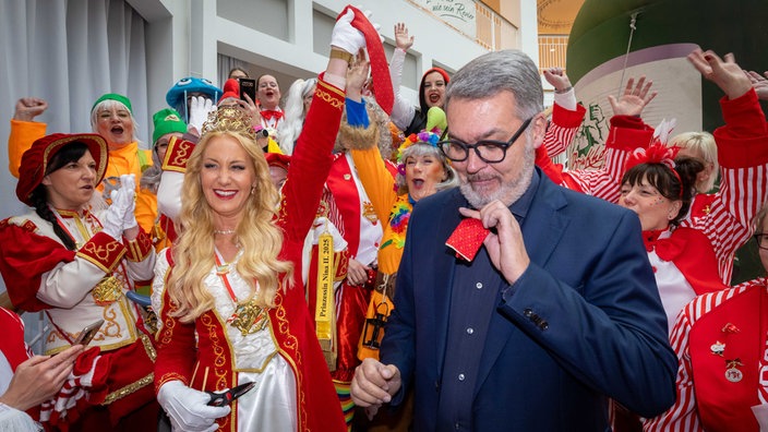 Weiberfastnacht 2025 in Dortmund: Prinzessin Nina II. mit abgeschnittenem Schlips des damaligen, neben ihr stehenden Oberbürgermeisters Thomas Westphal (SPD)