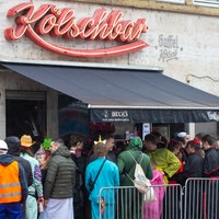 Schlange vor einer vollen Kneipe in Köln am Weiberfastnacht 