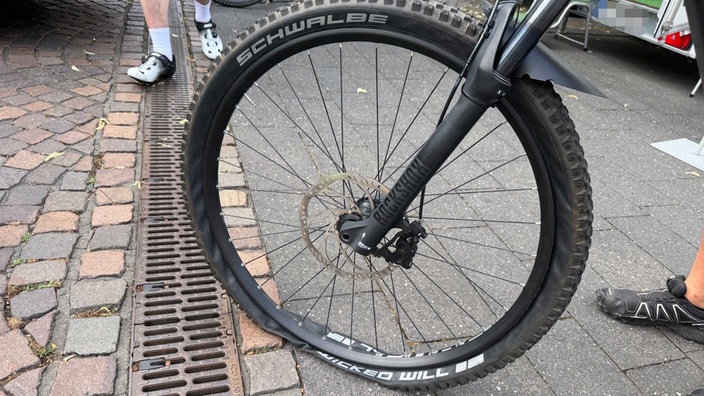 Ein platter Fahrradreifen.