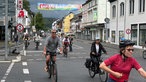 Fahrradfahrende Personen auf der Straße.