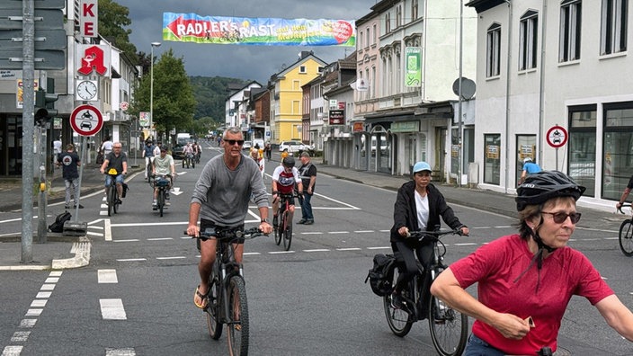 Fahrradfahrende Personen auf der Straße.