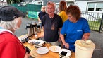 Links Andrea Schwunk und rechts Christel Salbach beim Waffelverkauf.