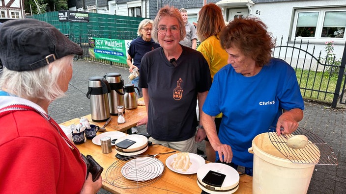 Links Andrea Schwunk und rechts Christel Salbach beim Waffelverkauf.