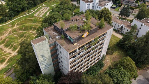 Eine Luftaufnahme des leerstehenden Hochhauses in Bad Driburg.