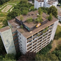Eine Luftaufnahme des leerstehenden Hochhauses in Bad Driburg.