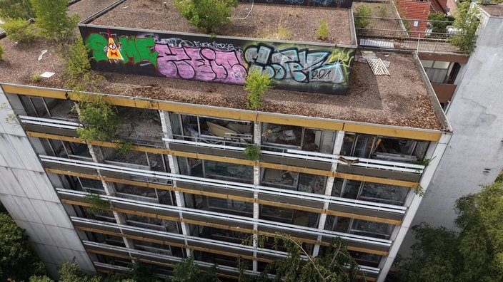 Eine Luftaufnahme des leerstehenden Hochhauses in Bad Driburg von vorne.