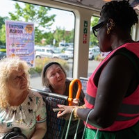 Teilnehmende tauschen sich in einer Stadtbahn aus