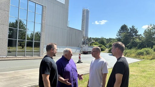NGG-Geschäftsführer Thorsten Kleile spricht vor der Brauerei mit Gewerkschaftsmitgliedern