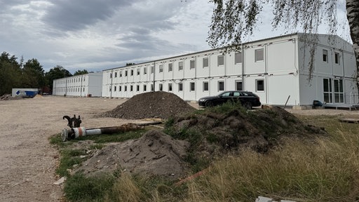 Weiße Wohncontainer von außen