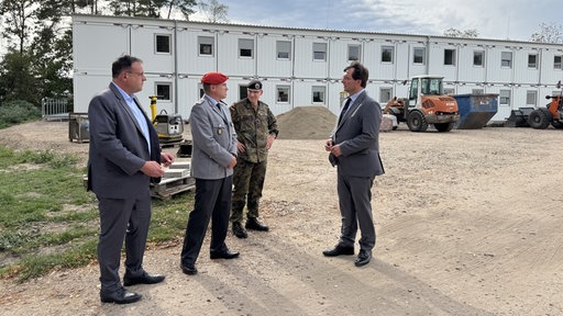 Portrait unter anderem von Oberst Tobias Aust von der Bundeswehr und Finanziminister NRW Optendrenk 