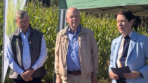 Links steht Erich Gussen vom Rheinischen Landwirtschaftsverband, in der Mitte Karl Werring, Präsident der Landwirtschaftskammer NRW und rechts neben ihnen NRW-Landwirtschaftsministerin Silke Gorißen.