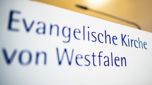 Schild auf dem steht Evangelische Kirche Westfalen
