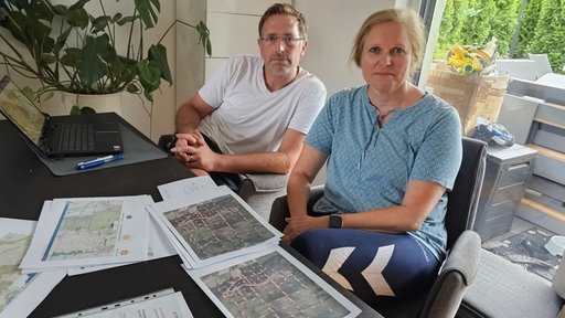 David und Daphne König sitzen am Tisch mit Karten