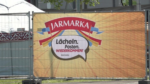 Ein Plakat mit dem Namen Jarmarka ist zu sehen.