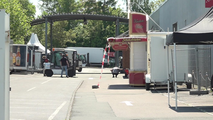 Auf einem Festival werden Aufbauarbeiten erledigt.