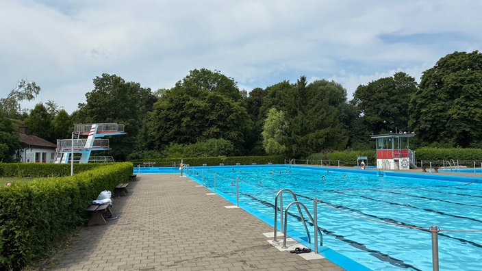 Das Schwimmerbeckens eines Freibads.