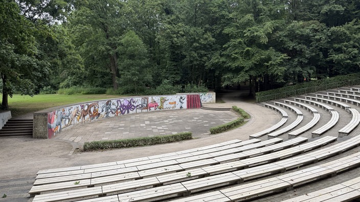 Eine Freilichtbühne in einem Park.