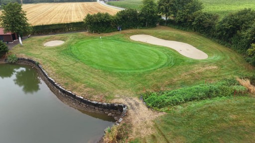 Ein Golfplatz von oben.