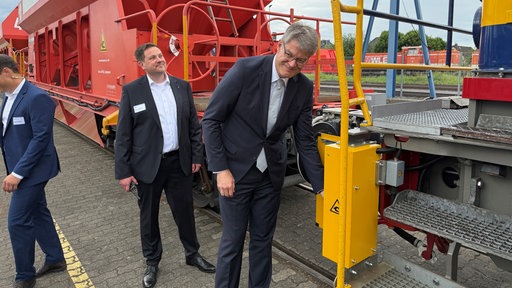 Bundesverkehrsminister Patrick Schnieder bei den Zügen