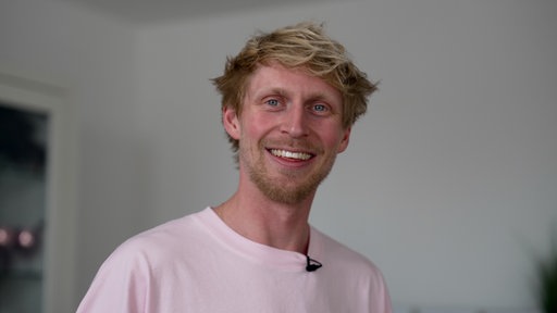 Malte lächelt in die Kamera.