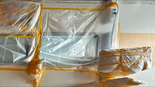 Mit Schutzfolie abgesperrter Bereich im Krankenzimmer
