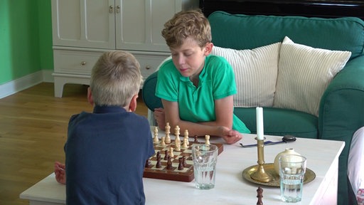 Ludwig spielt mit seinem Bruder Schach