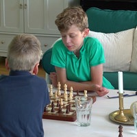 Ludwig spielt mit seinem Bruder Schach