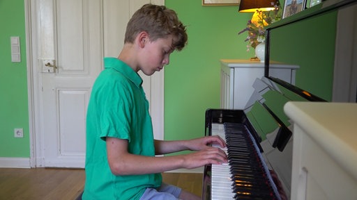 Ludwig improvisiert am Klavier