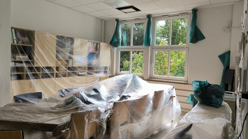 Klassenzimmer in Folie versiegelt aufgrund der Schädlingsbekämpfung