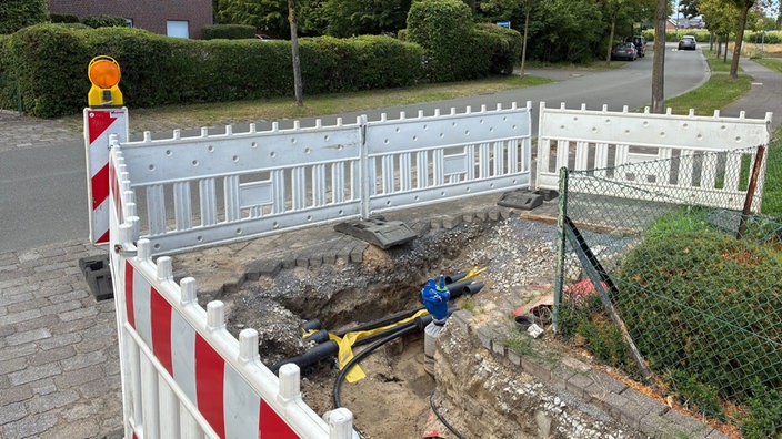Baustelle am Leitungsnetz in Gütersloh an einer Straße.