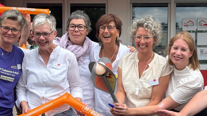 Die Mitarbeiterinnen des ambulanten Kinderhospizdienstes Sternenweg nehmen die Fackel in Empfang.