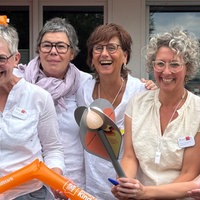 Die Mitarbeiterinnen des ambulanten Kinderhospizdienstes Sternenweg nehmen die Fackel in Empfang.