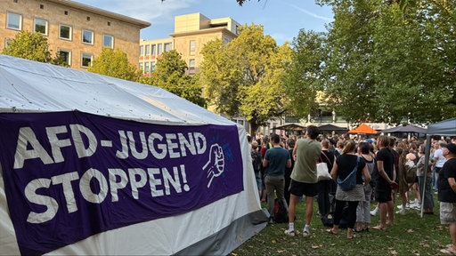 Ein Banner mit der Aufschrift "AfD-Jugend stoppen" bei eine Kungebung in Bielefeld.