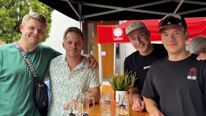 Ein Gruppenfoto von vier Jungs auf der Libori-Kirmes.
