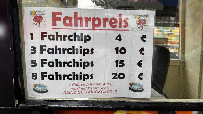 Nahaufnahme der verschiedenen Fahrpreise für Fahrchips im Fahrgeschäft.