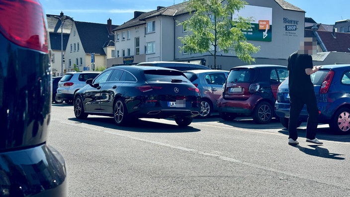 Schwarzes vorbeifahrendes Auto mit Lk-Kennzeichen